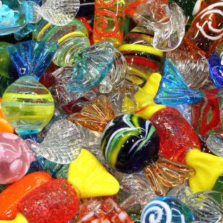 Hoe wordt Murano glas gekleurd?