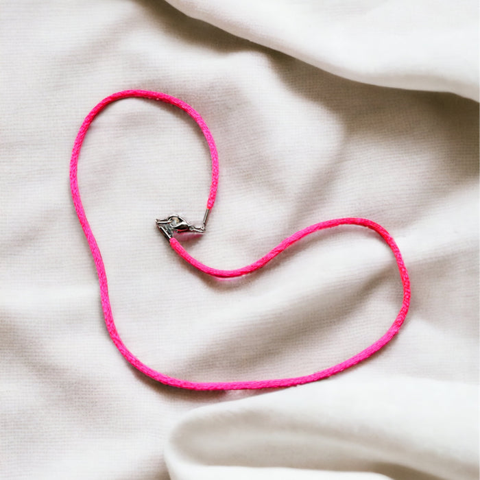 Satijnen halsketting Latina - handgemaakte sieradenketting met neonroze satijn