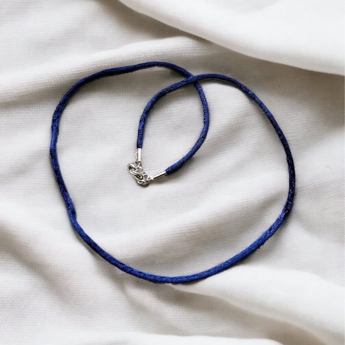 Satijnen halsketting Latina - handgemaakte sieradenketting met blauw satijn