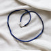 Satijnen halsketting Latina - handgemaakte sieradenketting met blauw satijn