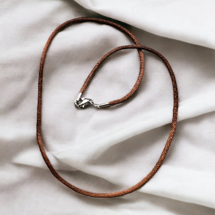 Satijnen halsketting Latina - handgemaakte sieradenketting met bruin satijn