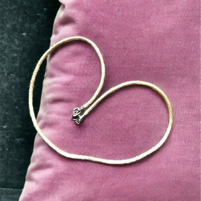 Satijnen halsketting Latina - handgemaakte sieradenketting met geel satijn