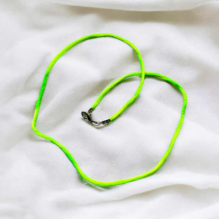 Satijnen halsketting Latina - handgemaakte sieradenketting met neongroen satijn