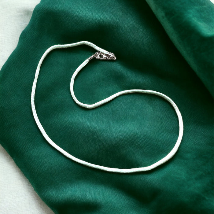 Satijnen halsketting Latina - handgemaakte sieradenketting met lime groen satijn