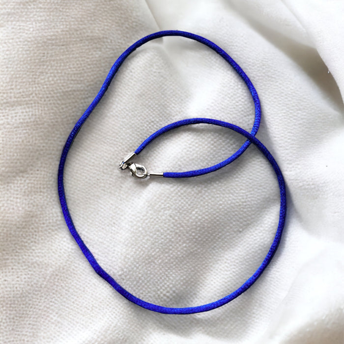 Satijnen halsketting Latina - handgemaakte sieradenketting met diepblauw satijn