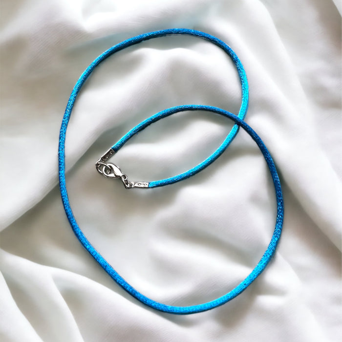 Satijnen halsketting Latina - handgemaakte sieradenketting met turqoise satijn