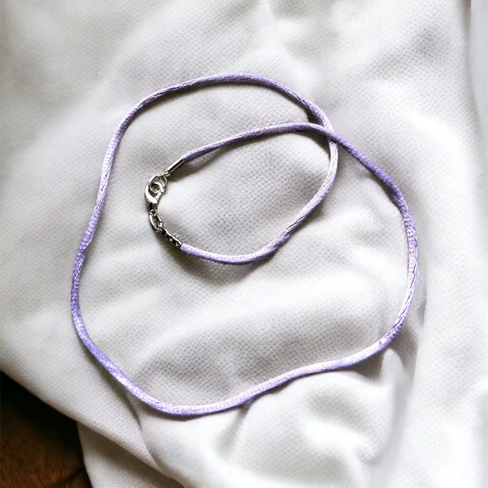 Satijnen halsketting Latina - handgemaakte sieradenketting met lila satijn