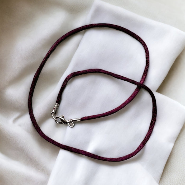 Satijnen halsketting Latina - handgemaakte sieradenketting met bordeaux rood satijn
